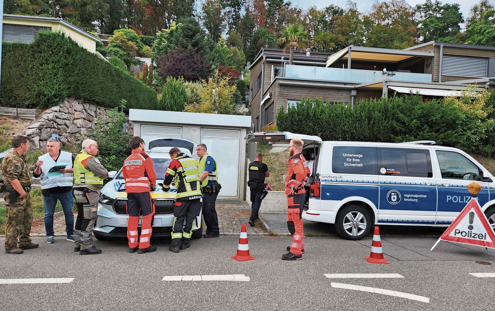 Einsatzkräfte von Feuerwehr und Polizei richten eine Sicherheitszone ein und führen die Evakuierung im betroffenen Wohngebiet durch.Foto: zvg