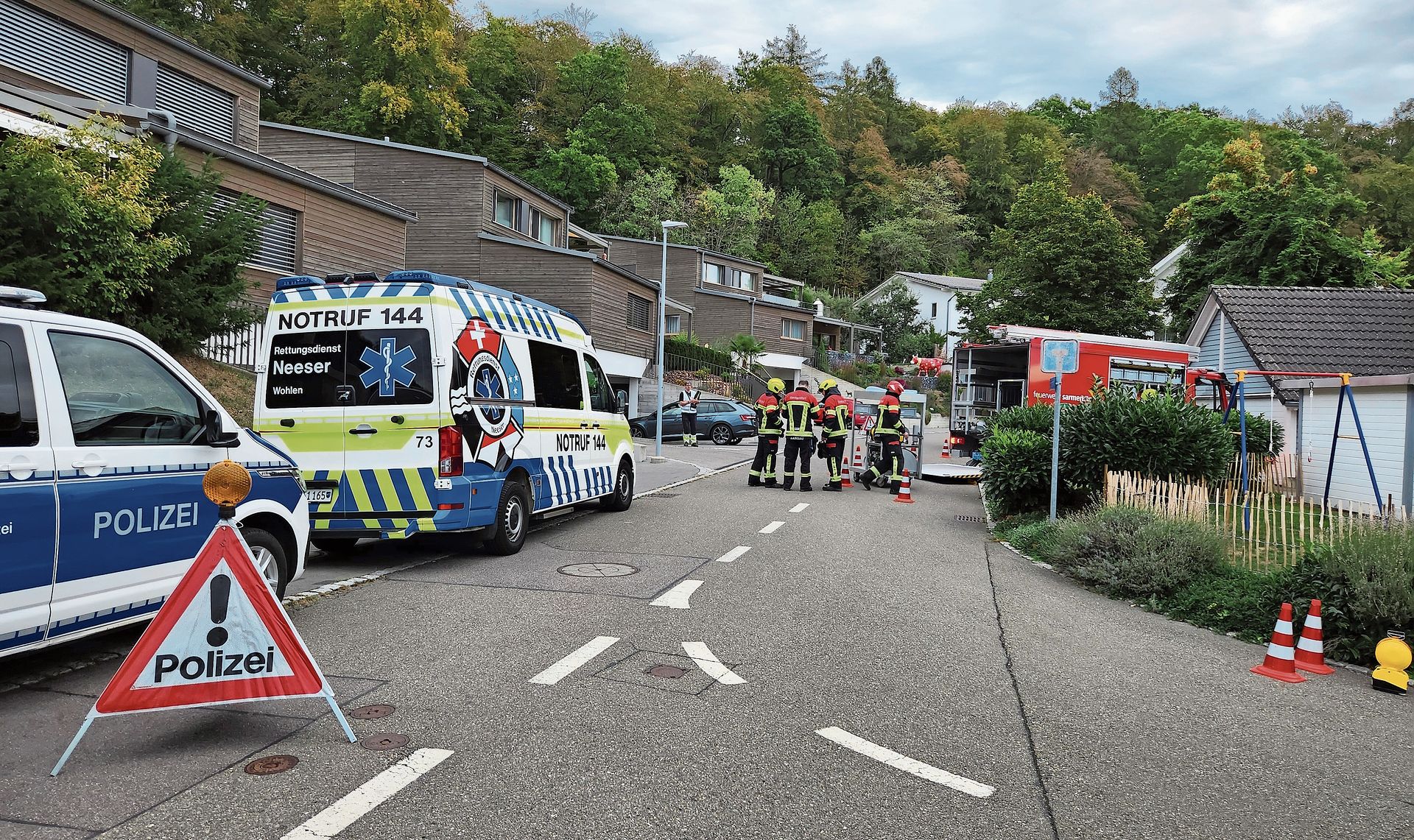 Vertreter der beteiligten Organisationen koordinieren das Vorgehen während einer Lagebesprechung.Foto: zvg