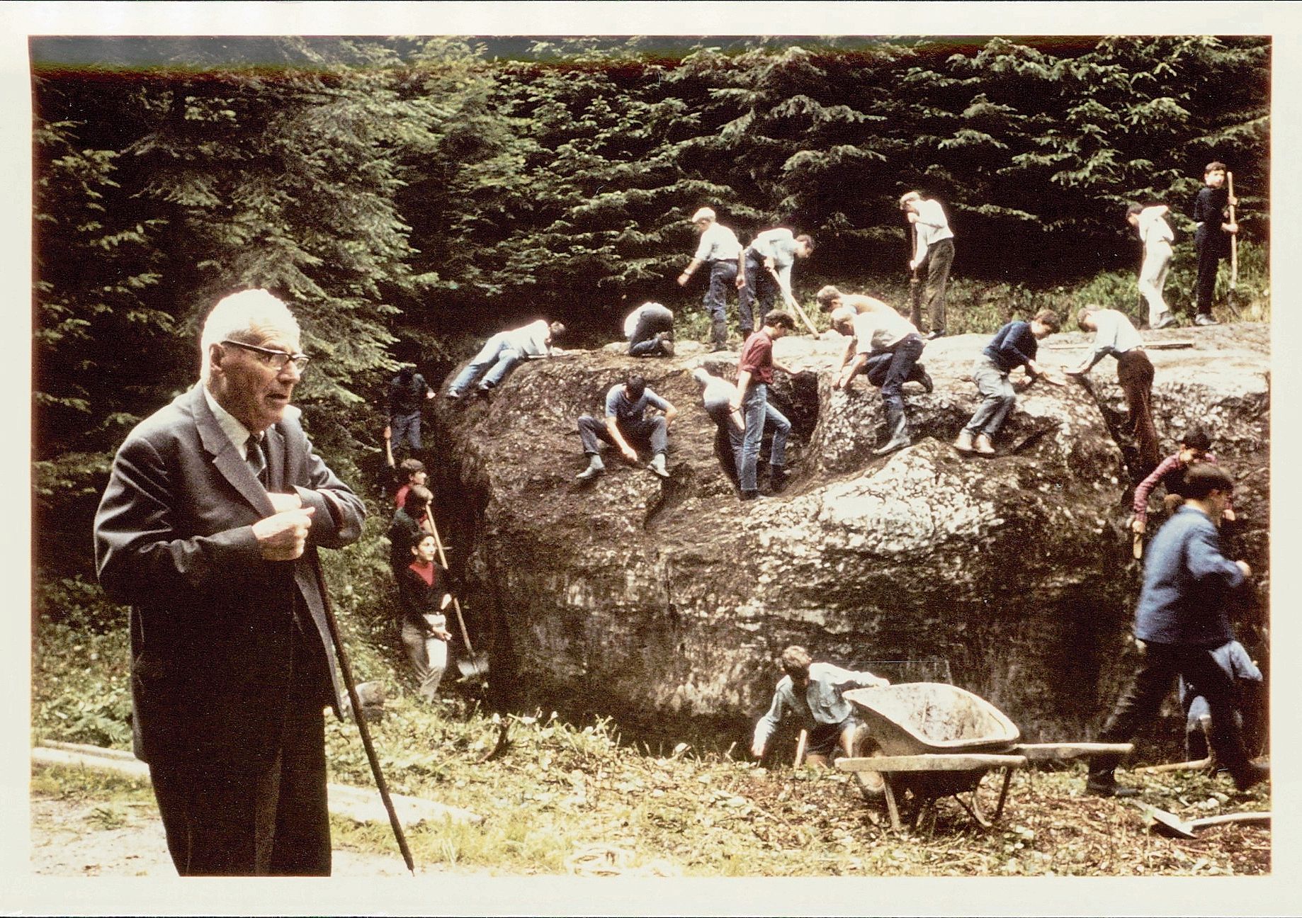 Das Kadettenkorps Seengen putzt den Titistein. Links im Vordergrund steht Dr. Reinhold Bosch.Foto: zvg Das Kadettenkorps Seengen putzt den Titistein. Links im Vordergrund steht Dr. Reinhold Bosch.Foto: zvg