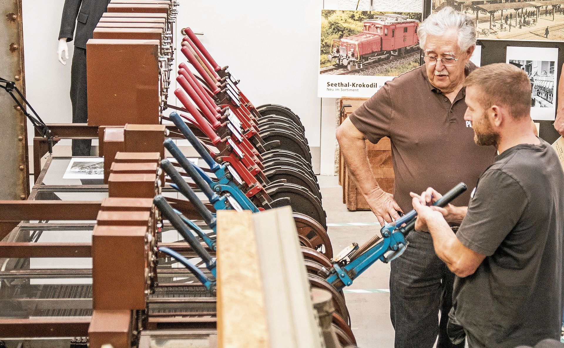 Weichenstellung mit viel Kraft: Patrick Burkard (rechts) legt selbst Hand an unter der Aufsicht von Daniel Aeschbacher. Foto: Peter Winkelmann Weichenstellung mit viel Kraft: Patrick Burkard (rechts) legt selbst Hand an unter der Aufsicht von Daniel Aeschbacher. Foto: Peter Winkelmann