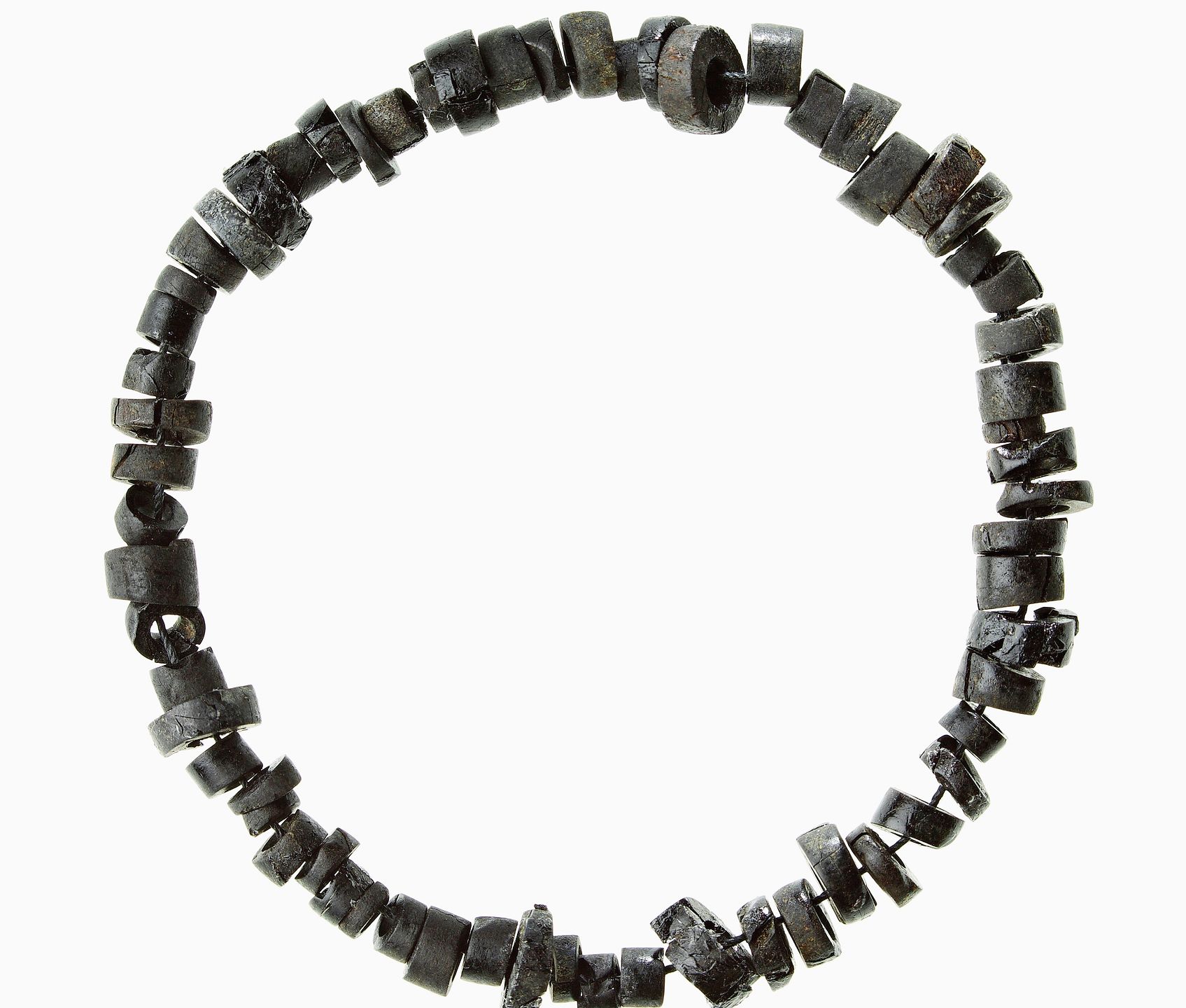 Kette aus 64 Lignitperlen als Grabbeigabe für eine 17- bis 21-jährige Frau (Lenzburg – Goffersberg, Grab 14, Ind. 4). Foto: Museum Burghalde