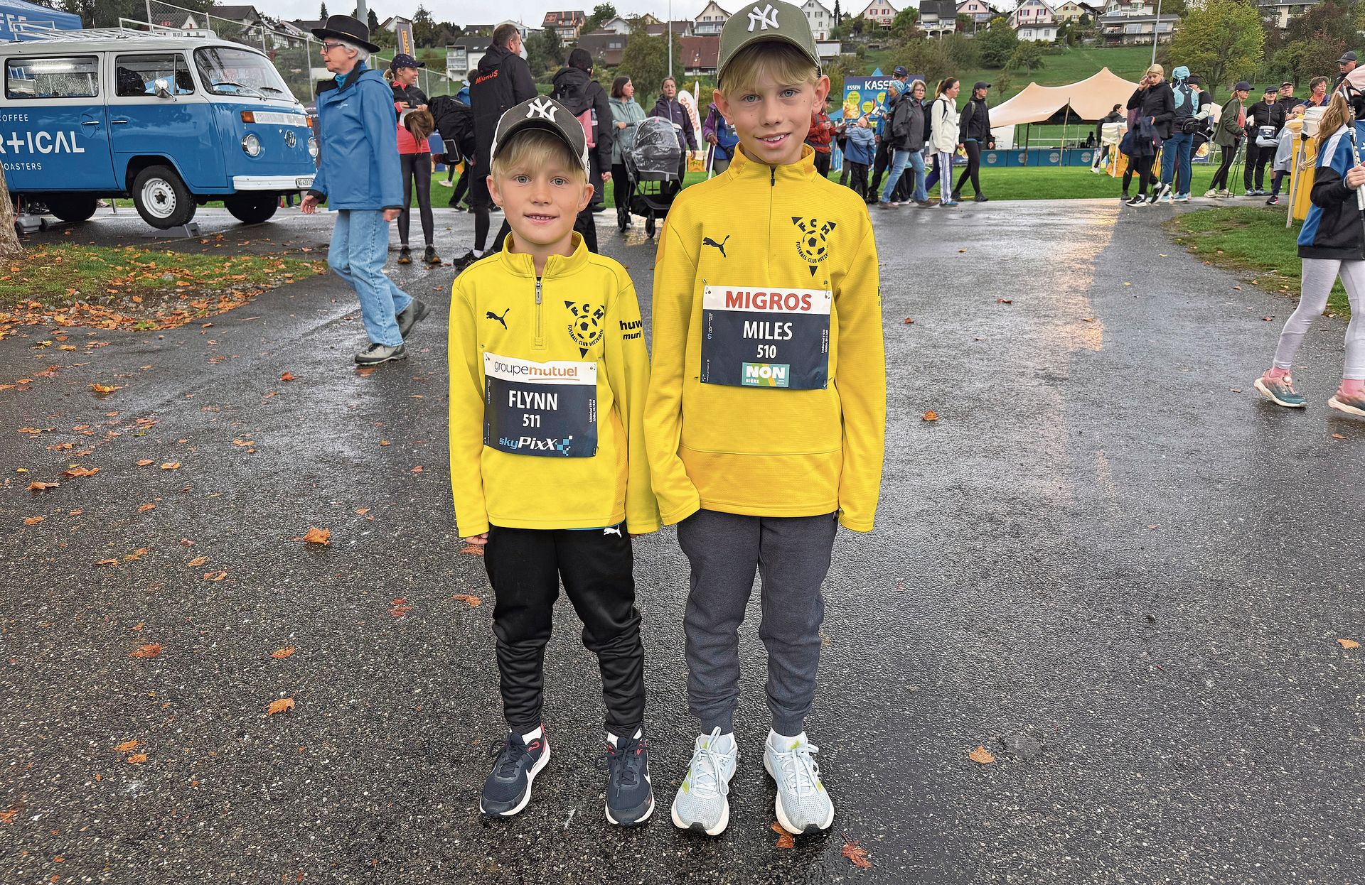 Flynn und sein Bruder Miles nehmen an einem der Schülerläufe teil.Foto: Verena Schmidtke