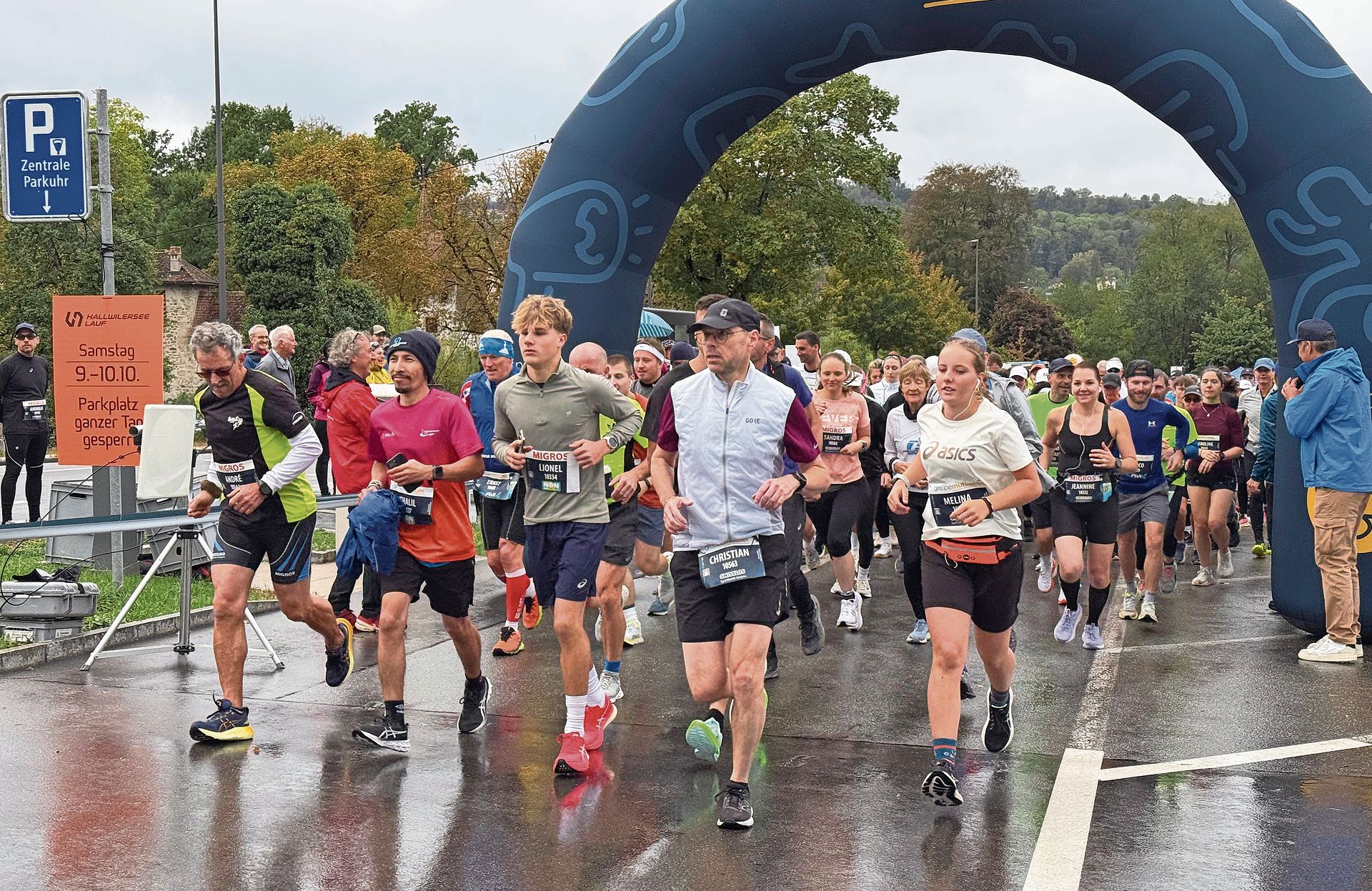 Am Schloss Hallwyl startet der 10-Kilometer-Lauf.Foto: Verena Schmidtke