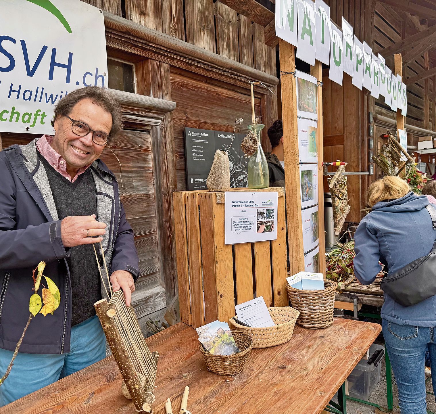 Arno Stöckli vom LSVH bereitet Webrahmen für den Naturparcours vor.Foto: VSc Arno Stöckli vom LSVH bereitet Webrahmen für den Naturparcours vor.Foto: VSc
