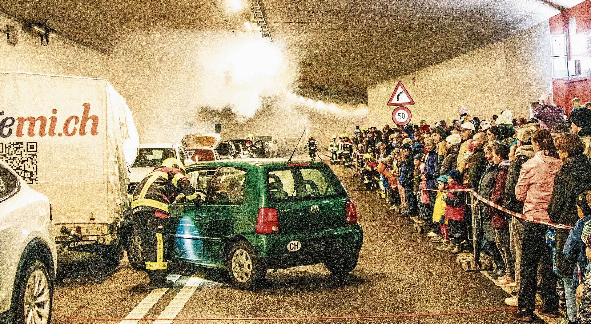 Neuhoftunnel gesperrt: Rund 200 Besuchende verfolgten die spannende Hauptübung im Untergrund.Foto: Peter Winkelmann 