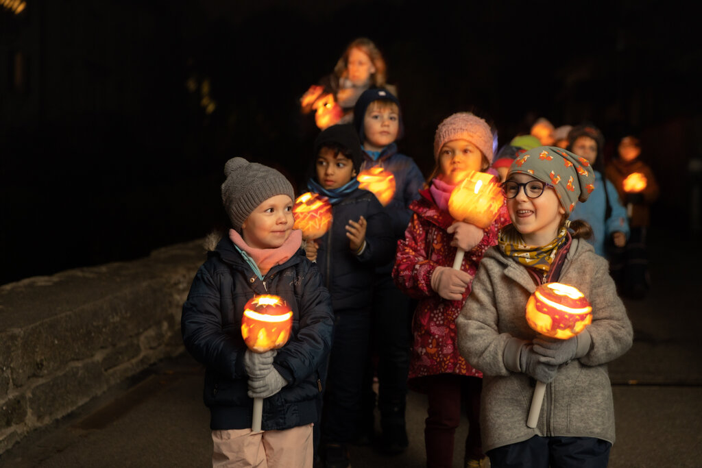 Gute Stimmung: Die Kinder zogenmit ihren Laternen durch die Dunkelheit. Foto: Chris Iseli
