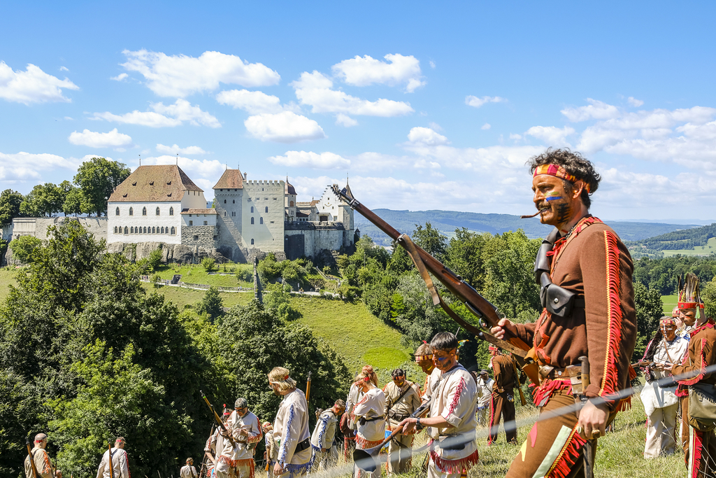 Traditionelles Bild,wie gemalt: Indianer kämpfen vor Schloss Lenzburg. Foto: Peter Siegrist
