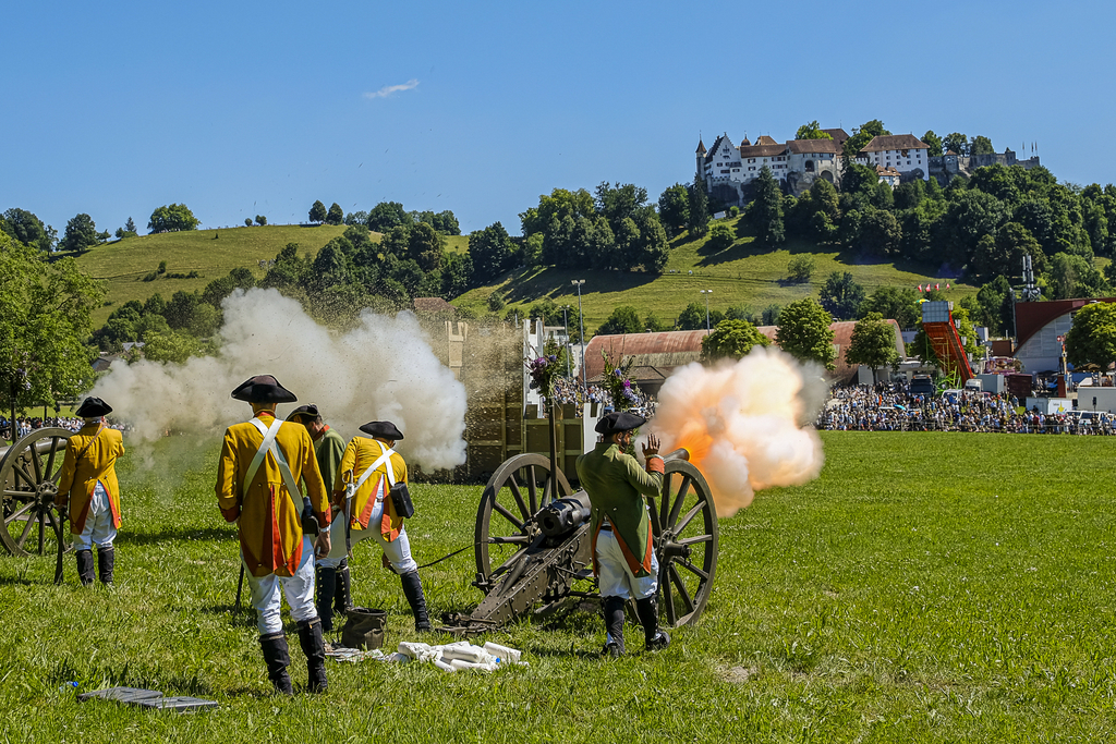 Knall auf der Schützenmatte: Artillerie-Einsatz vor grosser Publikumskulisse und dem Schloss Lenzburg. Foto: Peter Siegrist