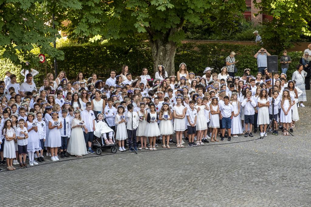 Ganz in Weiss, mit einem Blumenstrauss: Morgenfeier auf dem Hünerwadelplatz. Foto: Peter Siegrist
