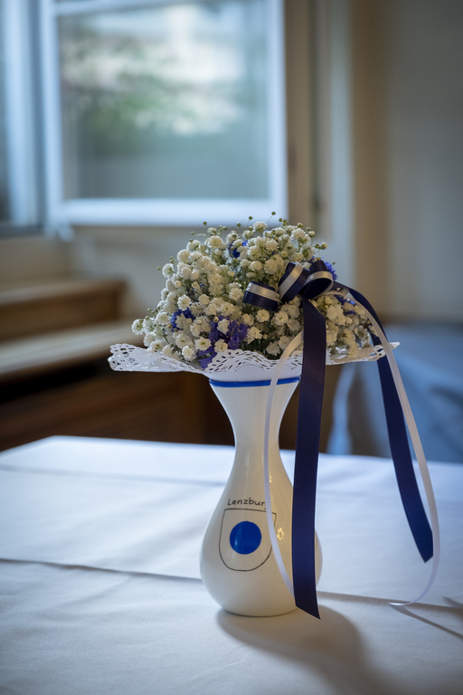 Passendes Detail: Vase und Sträusschen im Rathaus. Foto: Peter Siegrist