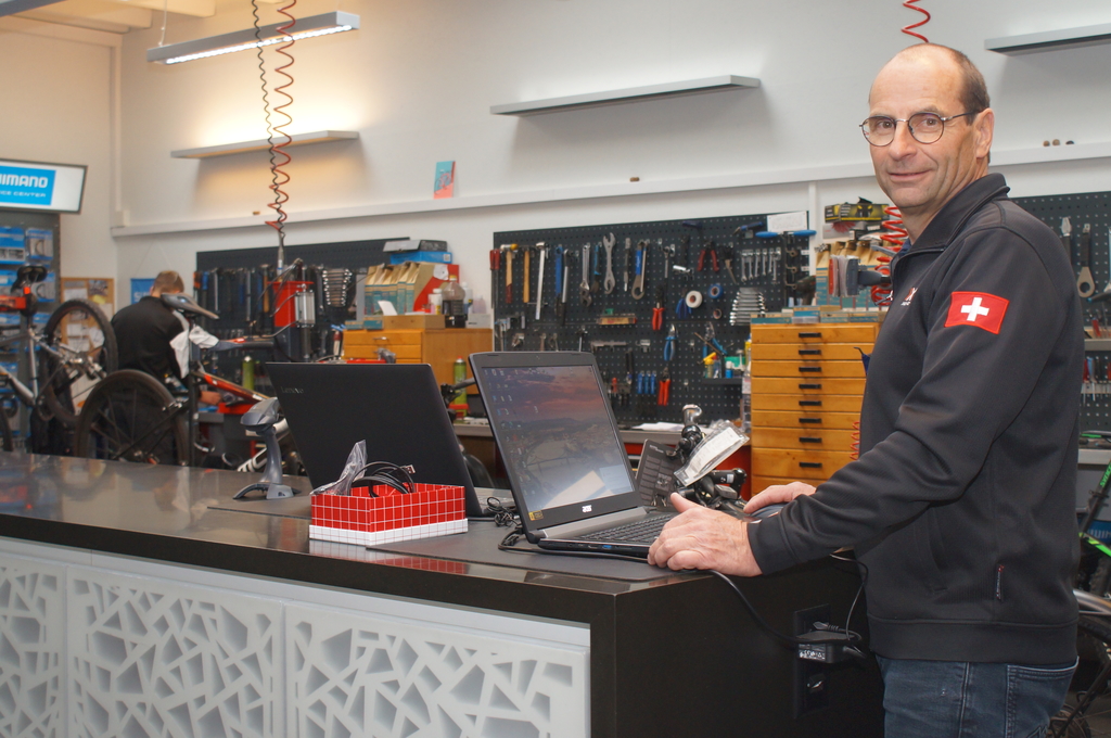 Der Laden läuft trotz Corona: Inhaber Werner Stutz in der Werkstatt seines Betriebs in Fahrwangen. Foto: Ruedi Burkart
