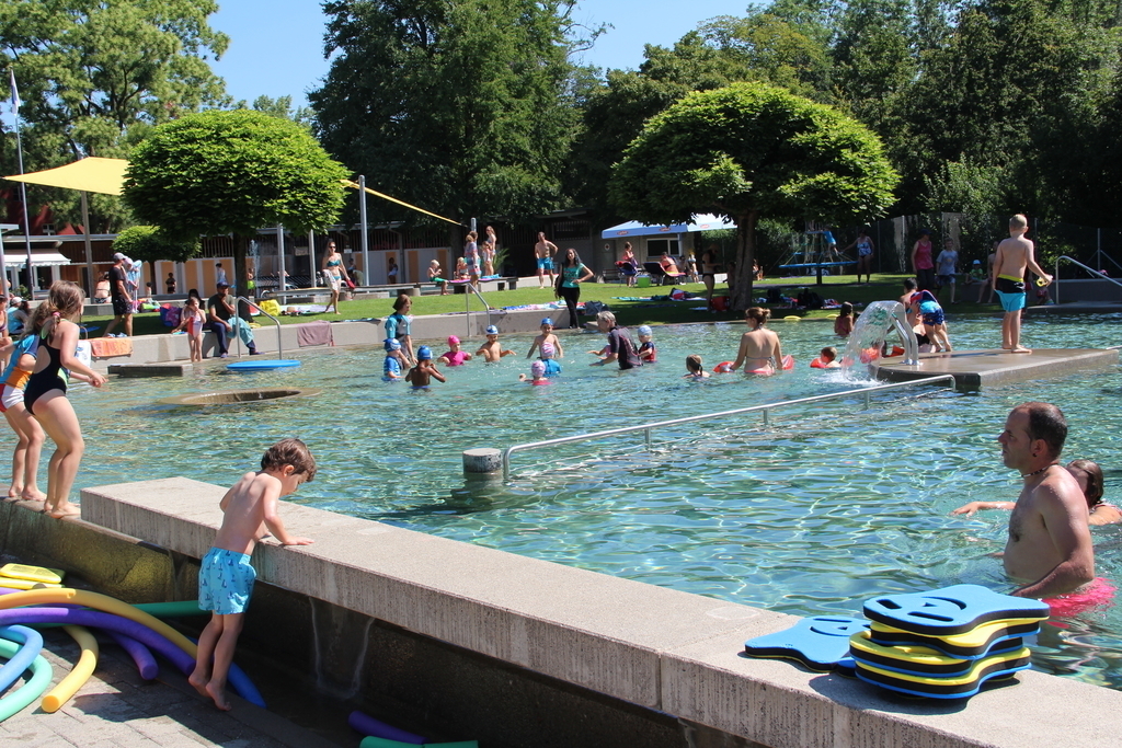 Ein Schwumm im kühlen Nass ist sehr beliebt: Das tolle Wetter lockt Hunderte ins Schwimmbad Walkematt. Foto: Carolin Frei
