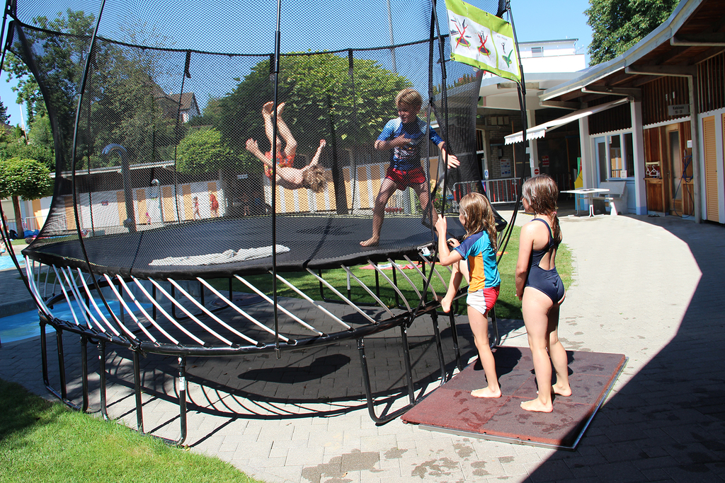 Eines der Highlights: Das Trampolin ist sehr begehrt bei den Kindern. Foto: Carolin Frei
