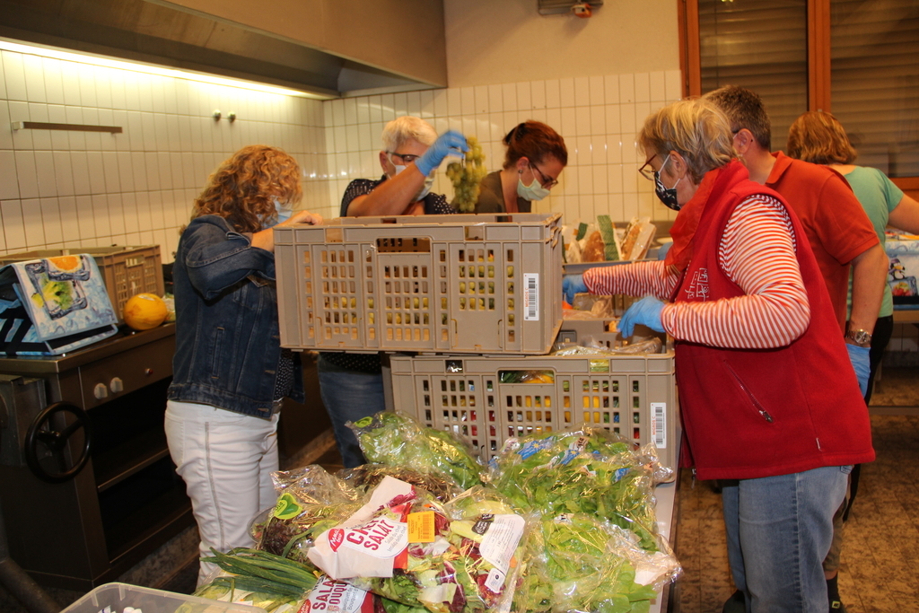 In Staufen kann die Verteilaktion noch vor Ort stattfinden: Freiwillige beim Bereitstellen der gespendeten Lebensmittel. Foto: Carolin Frei
