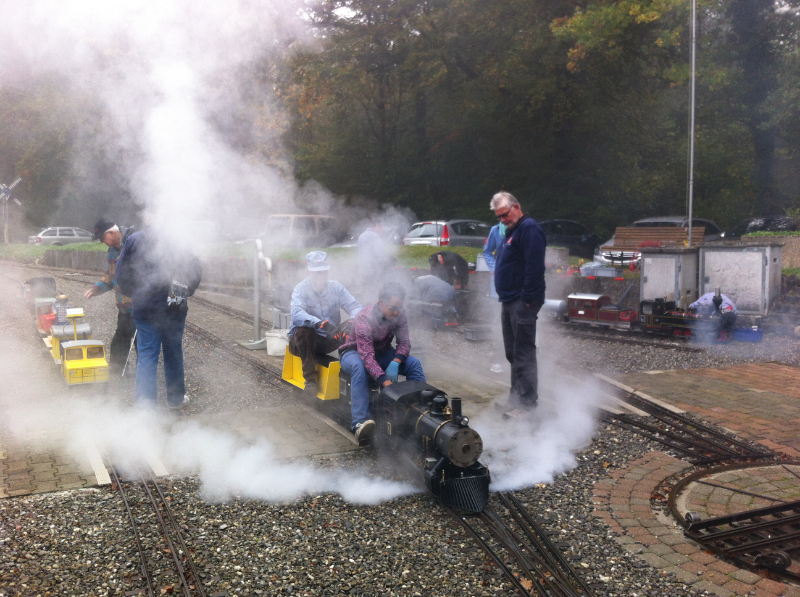 Auch mit Dampf unterwegs: Vereinsmitglieder beim Testen der Dampflok. Foto: zvg