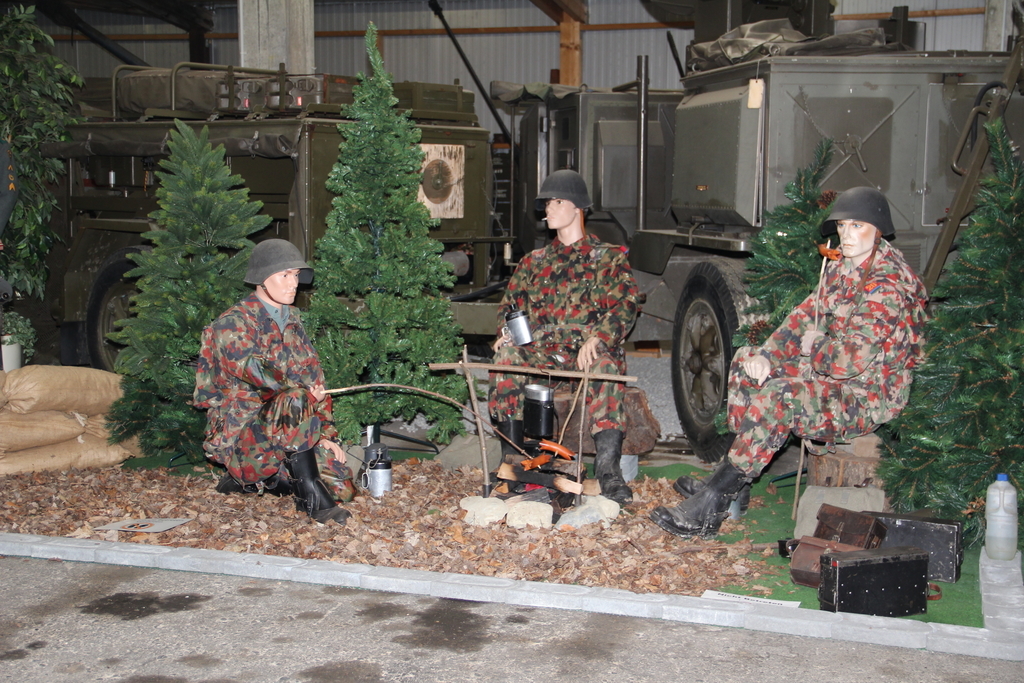 Verdiente Pause: Lebensgrosse Puppen sorgen für ein passendes Ambiente. Foto: Carolin Frei
