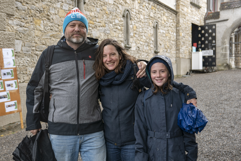 Ob wohl Esel auch Trüffel finden würden?  Vincent Aurian und Laureline Siry mit Tochter Juliette wohnen seit April in Staufen. «Ich beschäftige mich nebenbei mit Eseln, und da diese Grautiere ebenfalls eine empfindliche Nase haben, interessiert es mich, ob sie auch Trüffel finden würden», lautete die Frage von Laureline an Pius Bodenmann. Foto: Peter Winkelmann
