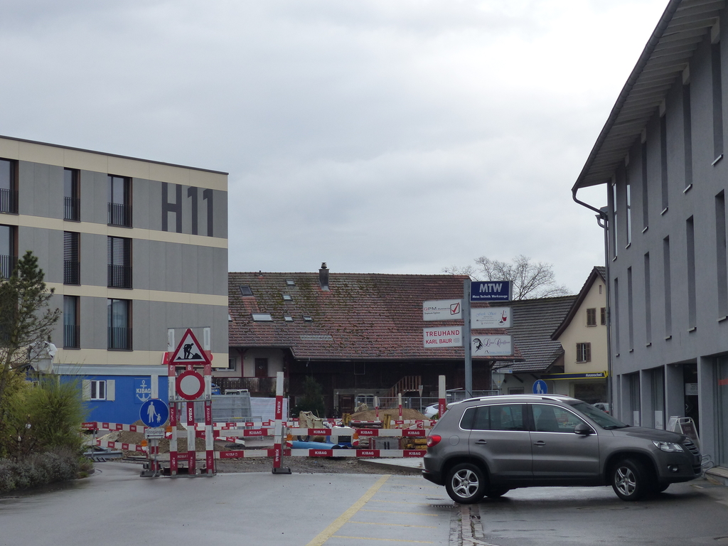 Der Dorfplatz in Hunzenschwil: Ist aktuell eine Baustelle, voraussichtlich wird er gegen Ende Jahr fertiggestellt sein. Foto: Deborah Bläuer
