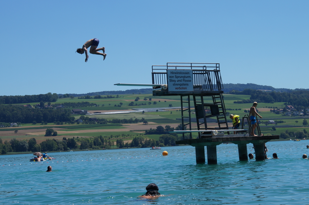 Kopfüber in den See: An heissen Sommertagen gibt es nichts Schöneres. Foto: Ruedi Burkart

