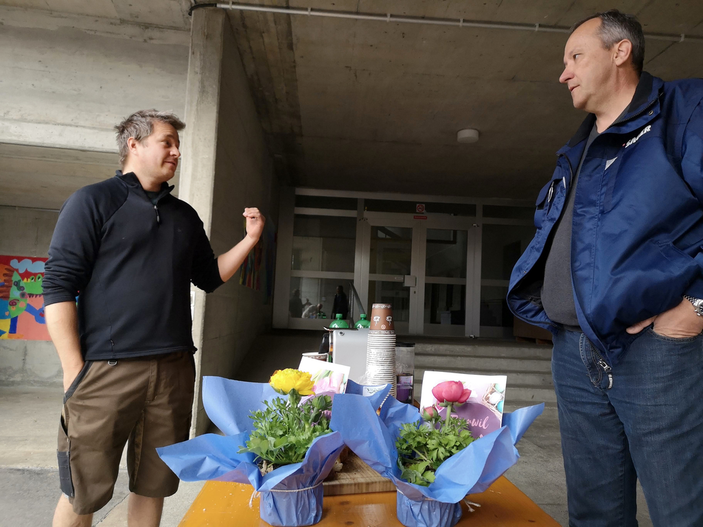 Spender und Mitorganisator: Gärtner Martin Vogel und Gemeinderat Stephan Läuchli. Foto: Fritz Thut