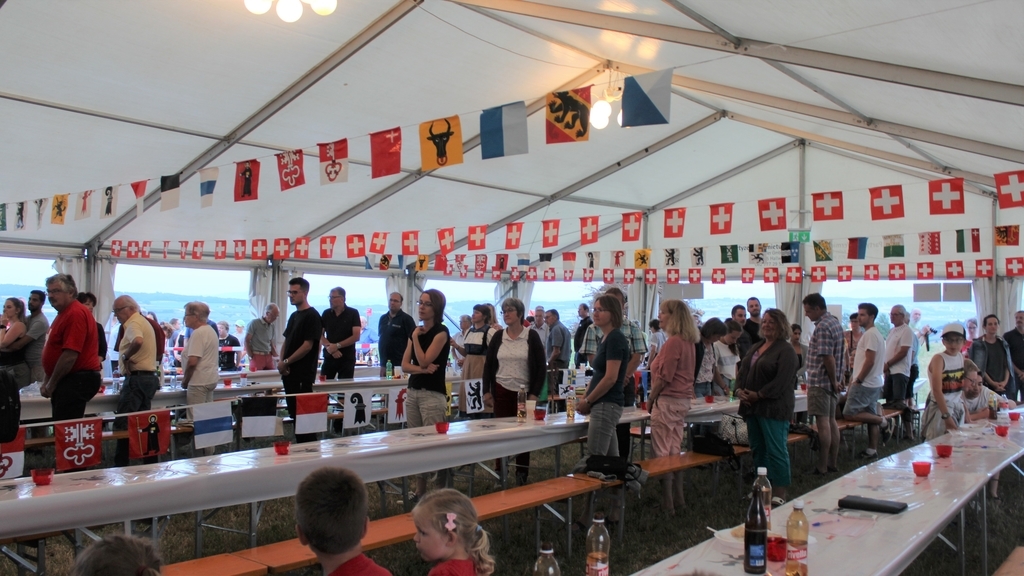 Summen statt singen: Die Festgemeinde auf dem Chnübel steht zur Schweizer Nationalhymne. Foto: Alexander Studer
