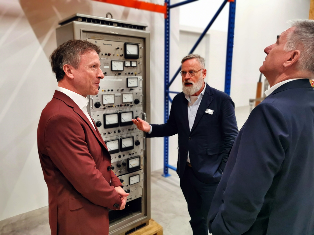 Blick in die vergrösserte «Schatzkammer»: Rudolf Velhagen (Mitte), Chefkurator Sammlung und Ausstellungen von Museum Aargau, zeigte Direktor Marco Castellaneta und Regierungsrat und Kulturdirektor Alex Hürzeler das erweiterte Sammlungszentrum in Egliswil.
