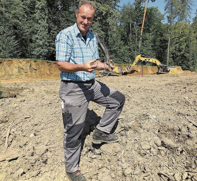 Überprüft den eingebauten Oberboden: Kommissionsmitglied Michael Häusermann. Foto: zvg