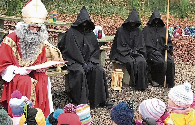 Ein Bild aus vergangenen Jahren: Eine bunte Kinderschar, die dem Samichlaus gebannt zuhört, was er alles notiert hat. Foto: Archiv/zvg
