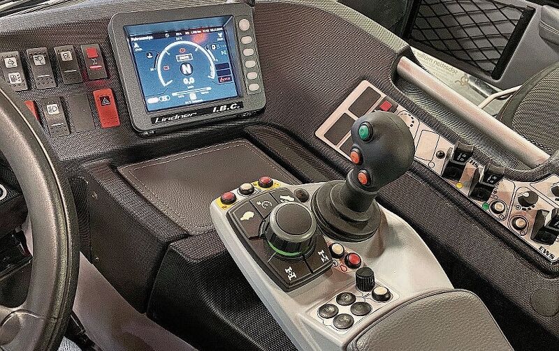 Zeitgemässe Bediengeräte: Cockpit des neuen Seenger Allzweckfahrzeugs. Foto: zvg