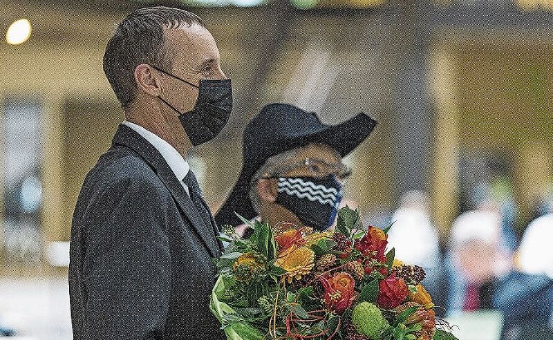 Mit Maske und Blumen: Pascal Furer nach seiner Wahl zum Grossratspräsidenten in Spreitenbach. Foto: Chris Iseli