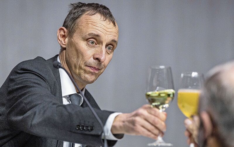«Zum Wohl!»: Grossratspräsident Pascal Furer pflegt sein Motto kurz nach der Wahl in der Umweltarena in Spreitenbach. Foto: Chris Iseli

