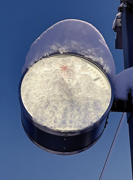 Schnee macht zeitlos: Die Bahnhofsuhr in Hallwil. Foto: Andreas Walker
