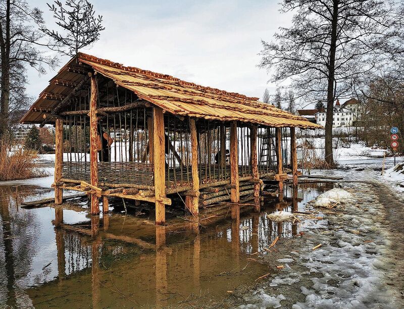 Neuer Nachbau mit Aufrichtebaum: Pfahlbauhaus beim Seenger Männerbad. Foto: Fritz Thut
