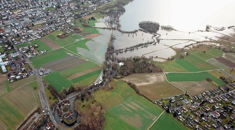 Der See war noch nie so gross: Hochwasser am Nordende des Hallwilersees und am Aabachverlauf bis zum Schloss Hallwyl. Foto: Andreas Walker
