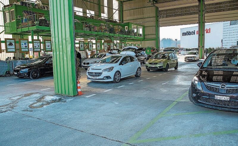 Alles unter einem Dach: Übersichtliche Verkehrsführung im Recycling Paradies Hunzenschwil. Foto: Peter Winkelmann
