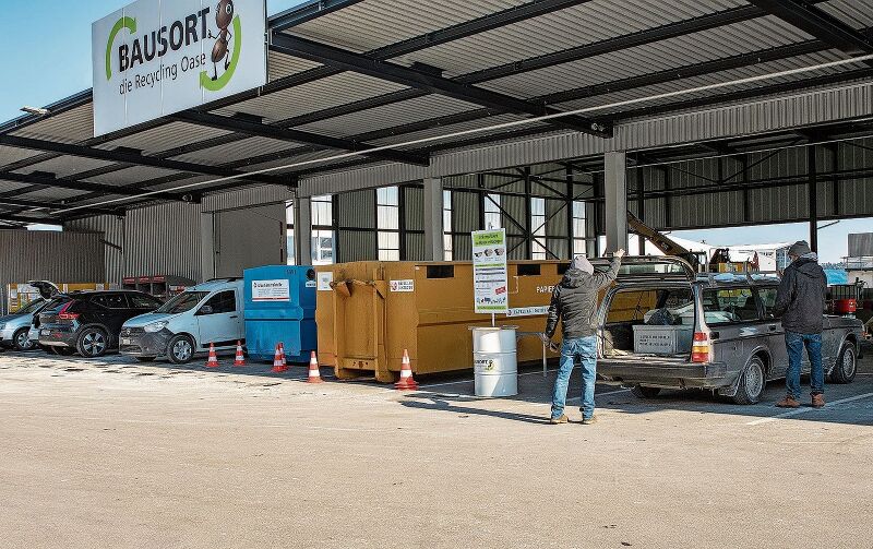 Korrekt entsorgen leicht gemacht: Im Gratisbereich der Recycling-Oase in Niederlenz kann der Kunde ganz nah an die Container fahren. Foto: Peter Winkelmann
