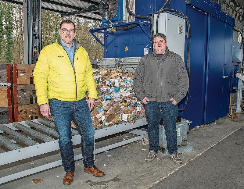 Vielfältige Entsorgungsmöglichkeiten: Marcel Amsler und Betriebsleiter Sascha Amrein vor der Kartonballenpresse. Foto: Peter Winkelmann
