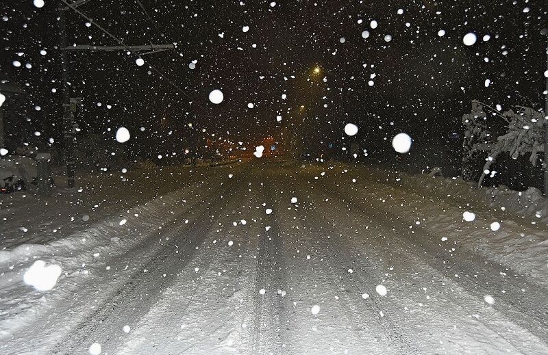 Seltener Anblick: Seetalstrasse in Hallwil Mitte Januar vollständig mit Schnee bedeckt. Foto: Andreas Walker
