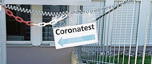 Gut ausgeschildert: Richtungstafel zum Corona-Testcenter. Foto: Romi Schmid