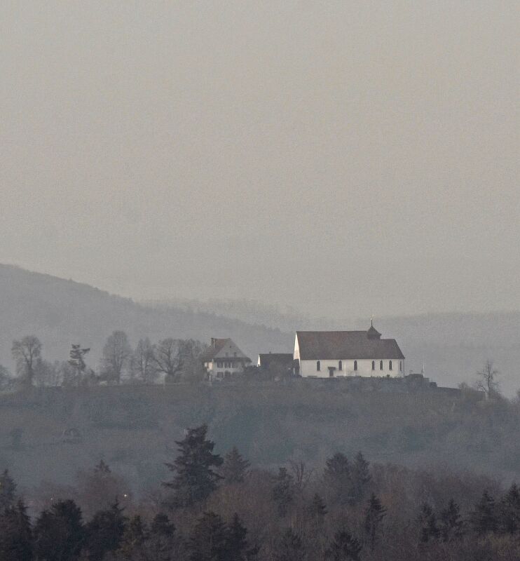 In Saharastaub gehüllt: Die Staufbergkirche ob Staufen. Foto: Andreas Walker
