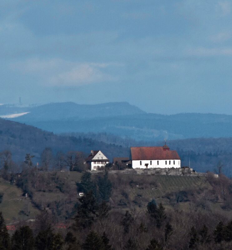 Klare Sicht nach Kaltfrontdurchgang: Die Staufbergkirche mit Jurakette. Foto: Andreas Walker