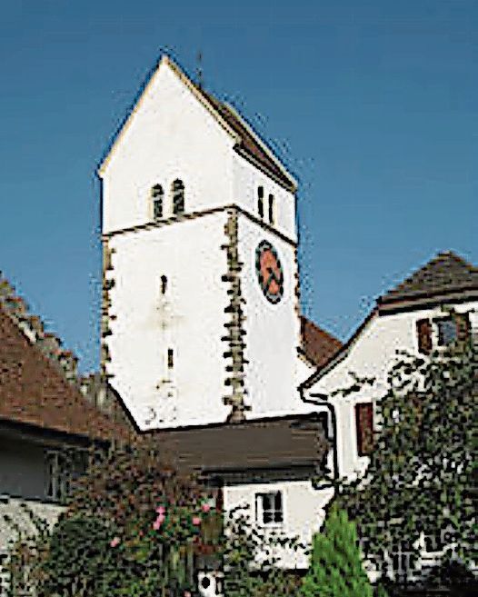 Durch diese beiden Luken im Kirchturm fliegen sie nachts aus: Die Fledermäuse der Maus-ohr-Kolonie in Veltheim. Foto: zvg