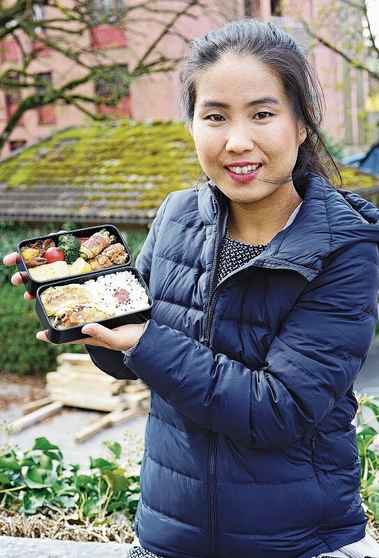 Mit Liebe gekocht: Ami Gloor-Morita mit einigen japanischen Spezialitäten. Foto: Romi Schmid
