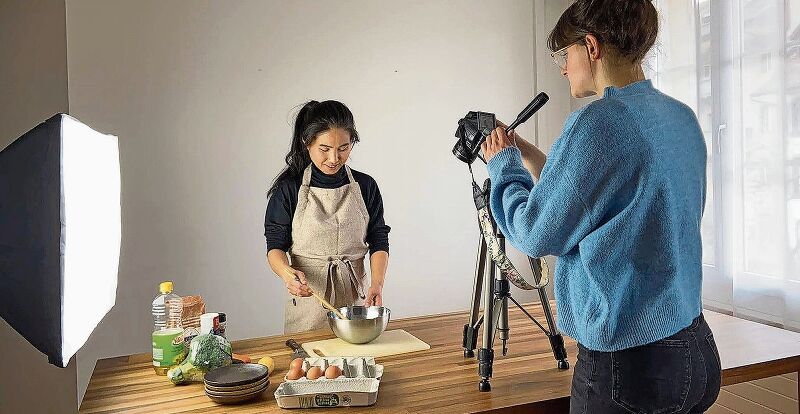 Ein gutes Team: Ami Gloor-Morita steht vor der Kamera, Freundin Sofia nimmt alles auf Video auf. Foto: zvg