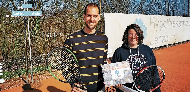 100 Jahre Vereinsgeschichte auf 60 Seiten: Die Chronik-Autoren Fabio Baranzini und Jeanine Glarner mit ihrem Werk auf der Anlage des Tennisclubs Lenzburg. Foto: Fritz Thut
