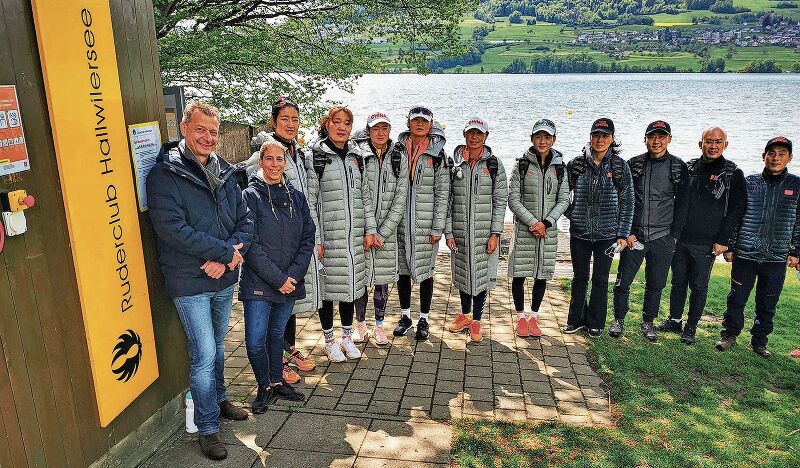 Chinesische Gäste betreut: Felix Achermann und Nicole Lanz vom Ruderclub Hallwilersee mit einem Teil der Delegation. Foto: Fritz Thut
