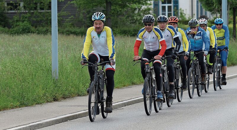 Gibt den Takt an: Walter Riedwyl führt das Peloton zwischen Möriken und Wildegg an. Foto: Ruedi Burkart