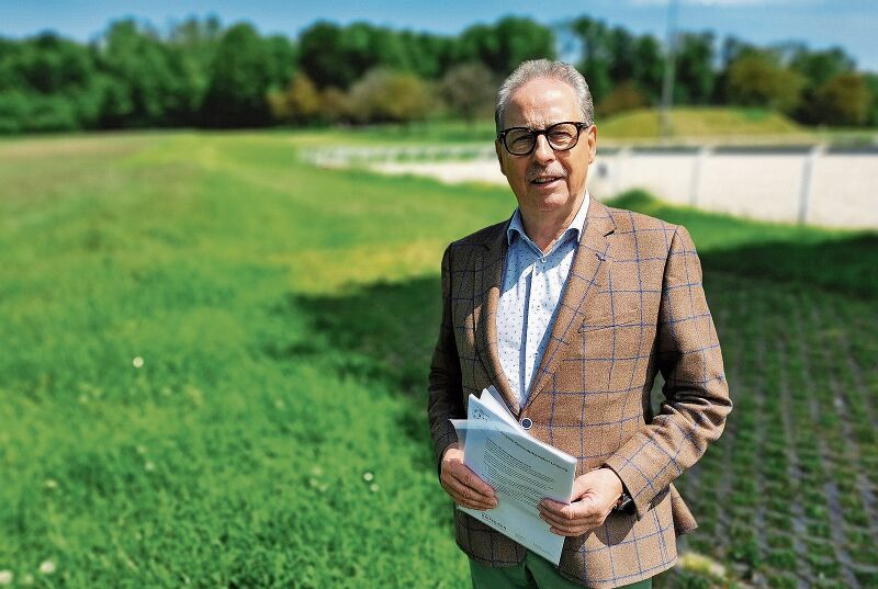 Mit vielen Papieren eingedeckt: Erich Renfer, OK-Präsident des Aargauer Kantonalschwingfestes in Lenzburg, am letzten Samstag auf dem «Schützi»-Festareal.  Foto: Fritz Thut
