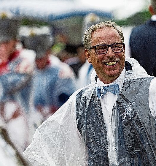 Im Regen gelassen: OK-Präsident Erich Renfer 2016 am «Aargauer» in Lenzburg. Foto: Chris Iseli