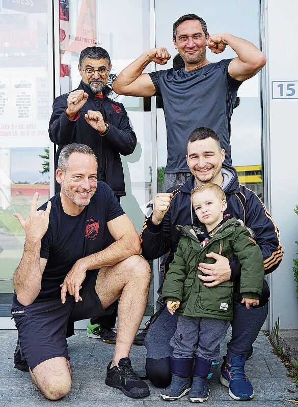 Arbeiten im ehemaligen Alpsteg-Gebäude gern zusammen: Hinten Pino Cuccaro (Wing-Tsun-Kung-Fu), Ridvan Sütlü (Grizzly Gym); vorne Roger Guerdi (SouthFoot-Cross-Fit) und Ilija Letic mit Sohn Vuk (Shinsei-Kan-Karateschule). Foto: Romi Schmid
